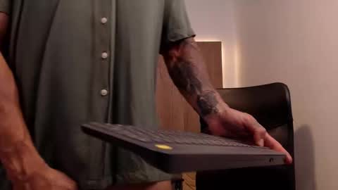 lianjones9 online show from 10-22-25, 05:13