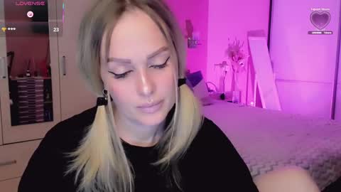 Snapshot of libby_nora chatting on 05-15-26, 10:11 Libby online show from 05-15-26, 10:11