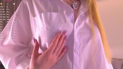 Snapshot of libbyshepard chatting on 11-18-25, 03:27 Elena online show from 11-18-25, 03:27