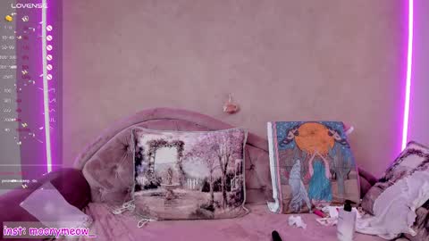 Snapshot of lika_moon chatting on 02-25-25, 08:58 Lika online show from 02-25-25, 08:58