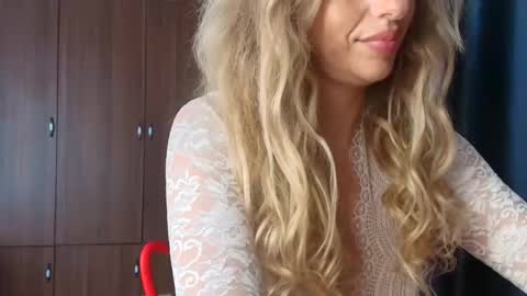 Mia                   Onlyfans link -  online show from 04-15-26, 06:42