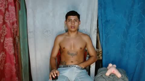 Snapshot of lil_condor_baby chatting on 09-24-25, 02:04 lil_condor_baby online show from 09-24-25, 02:04