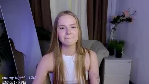 Snapshot of lil_cookie_monster chatting on 04-30-26, 01:28 Erica online show from 04-30-26, 01:28