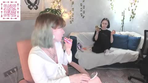 Snapshot of lilac_muse chatting on 06-08-26, 02:56 Lili online show from 06-08-26, 02:56