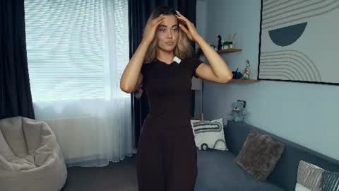 Snapshot of lilian_gloss chatting on 06-25-26, 10:53 Melisa online show from 06-25-26, 10:53