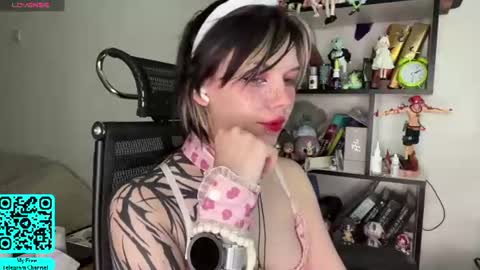 Snapshot of liliandaniels chatting on 06-17-26, 07:00 Lilian online show from 06-17-26, 07:00