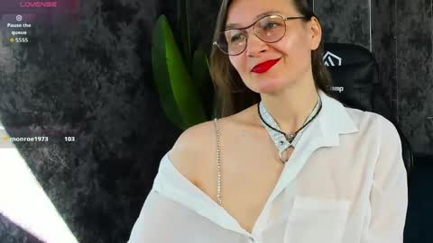lillian_white1 online show from 05-19-26, 01:56
