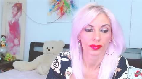 Lara online show from 10-13-25, 04:18