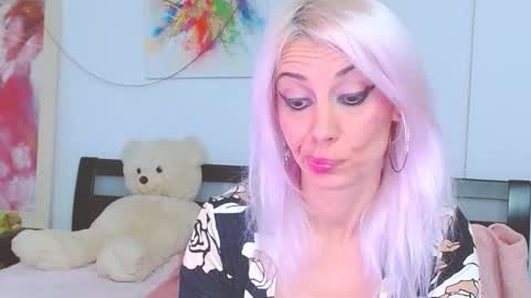 Lara online show from 10-19-25, 09:04
