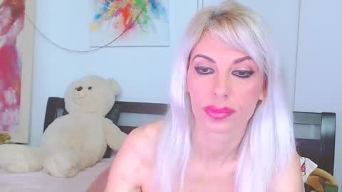 Lara online show from 04-15-26, 01:34