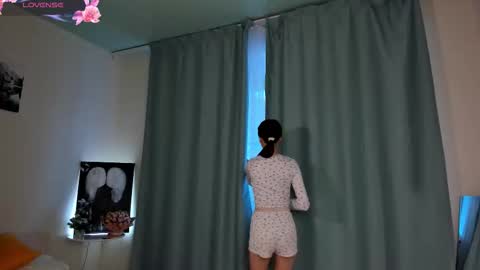 Snapshot of lillianperrys chatting on 02-26-26, 01:54 Lily online show from 02-26-26, 01:54