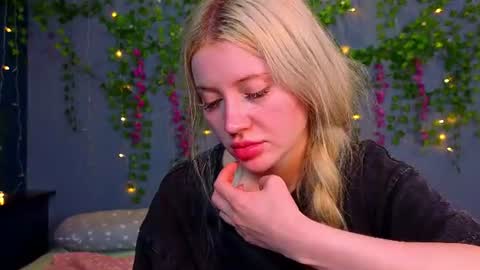 Snapshot of lillie_berry chatting on 07-18-26, 05:00 lillie_berry online show from 07-18-26, 05:00