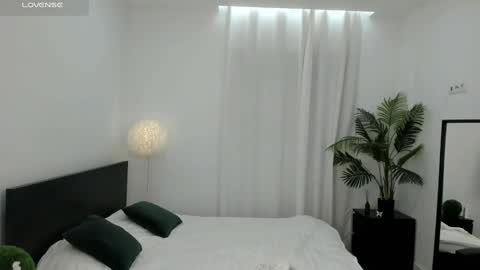 Snapshot of lilly_colins chatting on 12-23-24, 09:29 Lilly Colins online show from 12-23-24, 09:29
