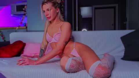 Snapshot of lilly_lux chatting on 04-30-26, 02:01 lilly_lux online show from 04-30-26, 02:01