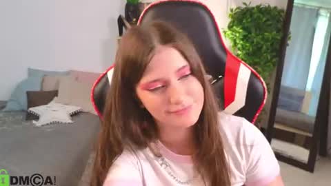 Snapshot of lilly_pretty_love chatting on 08-01-26, 10:58 Lilly online show from 08-01-26, 10:58