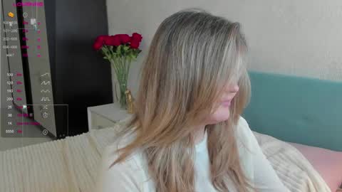 Snapshot of lily_bel chatting on 05-04-26, 01:01 Lily online show from 05-04-26, 01:01