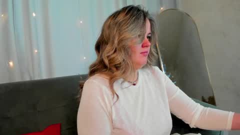 Snapshot of lily_bel chatting on 05-19-26, 01:11 Lily online show from 05-19-26, 01:11