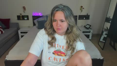 Snapshot of lily_bel chatting on 05-29-26, 01:14 Lily online show from 05-29-26, 01:14