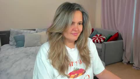 Snapshot of lily_bel chatting on 06-02-26, 01:07 Lily online show from 06-02-26, 01:07