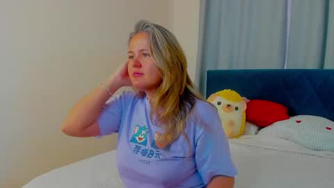 Snapshot of lily_bel chatting on 06-04-26, 01:22 Lily online show from 06-04-26, 01:22