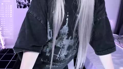 Lily online show from 10-23-25, 04:01