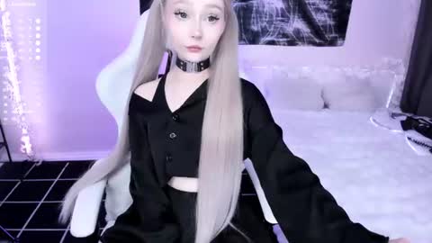 Snapshot of lily_weep chatting on 06-17-26, 12:35 Lily online show from 06-17-26, 12:35