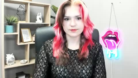 Snapshot of lilysweetxo chatting on 06-08-26, 06:25 Lily online show from 06-08-26, 06:25