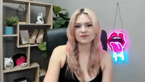 Snapshot of lilysweetxo chatting on 07-09-26, 07:01 Lily online show from 07-09-26, 07:01