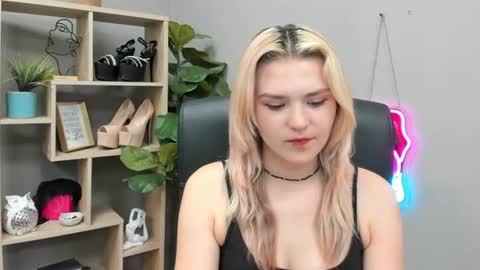 Snapshot of lilysweetxo chatting on 07-20-26, 10:39 Lily online show from 07-20-26, 10:39