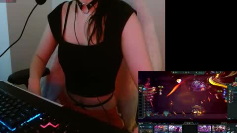 Snapshot of lilythrone chatting on 10-10-25, 08:35 Lily Rone online show from 10-10-25, 08:35