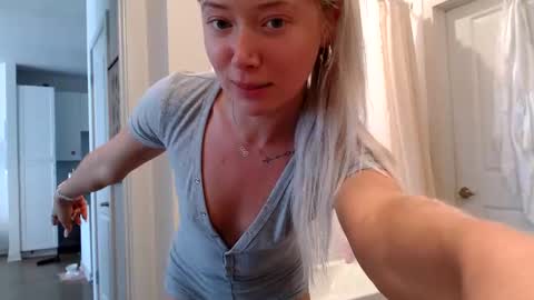 Snapshot of lilyyymonroee chatting on 10-12-25, 07:02 Lily Monroe online show from 10-12-25, 07:02