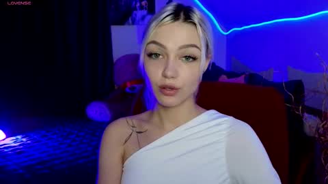 I am Lina online show from 11-30-25, 01:48