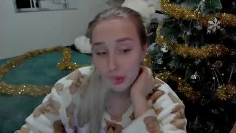 Lina online show from 12-25-24, 09:00