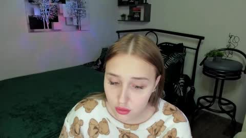 Lina online show from 02-28-25, 12:43