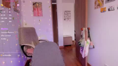 Giggles  online show from 11-22-25, 05:12