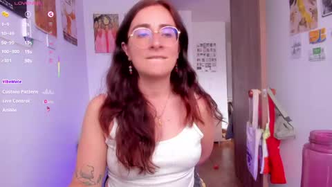 Snapshot of linda_giggle chatting on 05-06-26, 03:50 Giggles online show from 05-06-26, 03:50