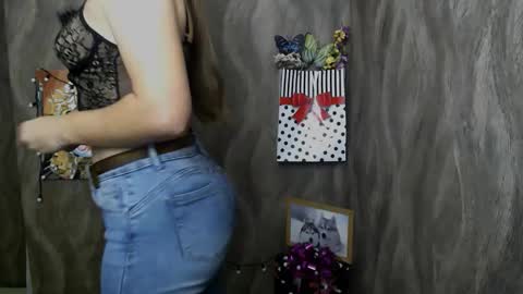 Snapshot of linda_s_ chatting on 10-11-25, 09:30 Linda online show from 10-11-25, 09:30