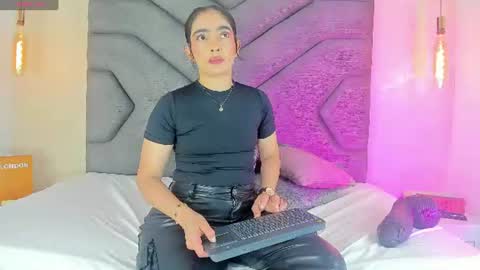 Snapshot of linda_saenz1 chatting on 06-21-26, 04:48 Linda Saenz online show from 06-21-26, 04:48