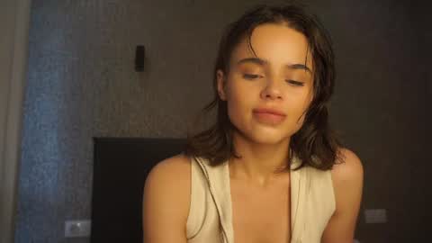 Snapshot of lindaaii chatting on 06-24-26, 01:32 Linda online show from 06-24-26, 01:32