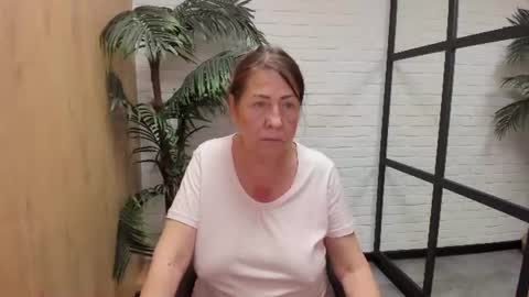 Snapshot of lindahottie chatting on 06-15-26, 01:02 Linda online show from 06-15-26, 01:02