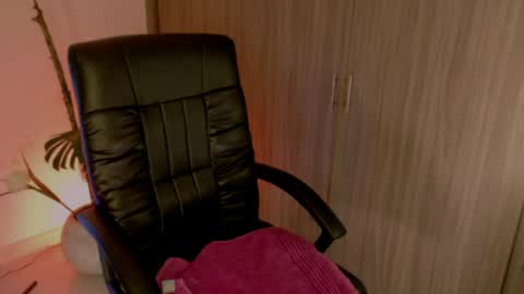 Lindsey Moss online show from 04-14-26, 01:33