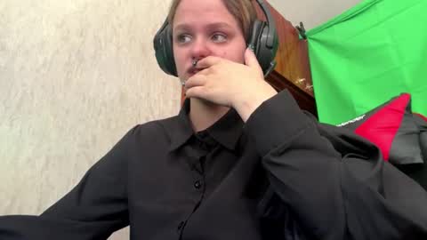 Snapshot of linettehnatow chatting on 02-10-26, 09:35 Eva online show from 02-10-26, 09:35