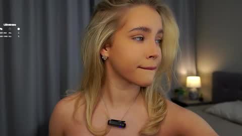 Snapshot of lipswithsmileonthem chatting on 02-19-25, 01:08 Amelia online show from 02-19-25, 01:08