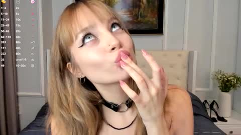 Lisa online show from 12-21-25, 01:07