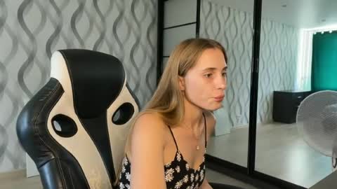 Snapshot of litle_girl05 chatting on 06-30-26, 08:48 LUNA online show from 06-30-26, 08:48
