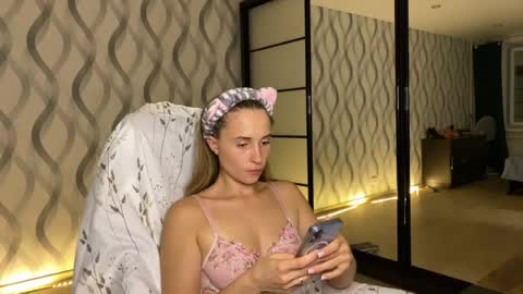 Snapshot of litle_girl05 chatting on 07-13-26, 10:01 LUNA online show from 07-13-26, 10:01