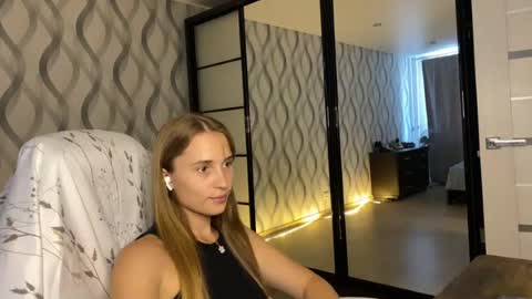 Snapshot of litle_girl05 chatting on 07-17-26, 04:01 LUNA online show from 07-17-26, 04:01