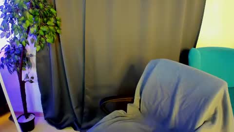 Snapshot of little__isabel chatting on 06-14-26, 01:36 Isabel online show from 06-14-26, 01:36