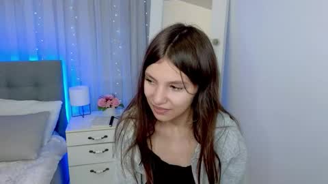 Snapshot of little__lunaa chatting on 11-13-25, 12:04 online show from 11-13-25, 12:04