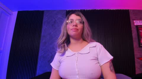 Snapshot of little_maeve chatting on 12-27-24, 03:53 Maeve  online show from 12-27-24, 03:53